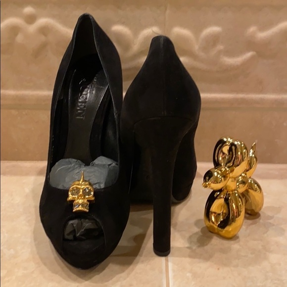 Alexander McQueen Black Velour Peep Toe Pumps 41 NIB Gold Skull Hardware - Picture 2 of 10